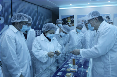 山東大學(xué)校長樊麗明一行蒞臨華光光電參觀交流